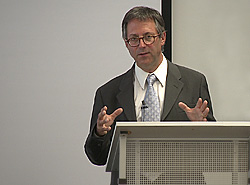Video-Still des Vortrages von Prof. Richard Caplan