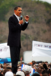 Obama spricht vor Zuschauern.