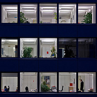 Blick in erleuchtete Büros