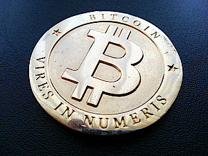 Bitcoin mit Aufschrift "Vires in numeris"