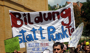 Transparent mit der Aufschrift "Bildung statt Punkte".