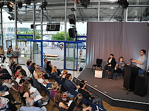 Spiegelhalle Publikum und Redner im Foyer der Spiegelhalle