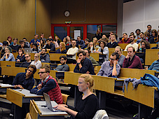 Studierende und Konstanzer Bürger/innen bei der Diskussion