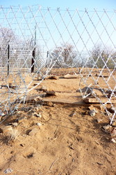 Loch im Grenzzaun zwischen Südafrika und Simbabwe