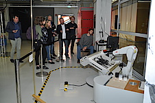 Besucher bewundern Malroboter "e-David"