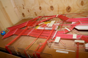 Labyrinth aus roten Fäden