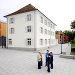 Gruppe vor der Bischofsvilla