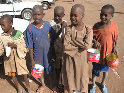 Talibés betteln in Bakel/Tambacounda, Senegal