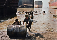 Männer holen Fässer aus dem Wasser