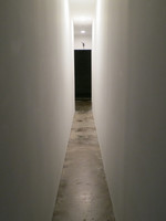 Kunstinstallation: Ein enger, heller Tunnel