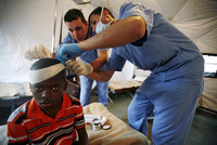 Behandlung in einem provisorischen Hospital der MINUSTAH.