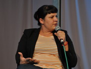 Dr. Jasmin Siri, ins Mikrophon sprechend