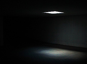 Lichtschein in einem dunklen Raum