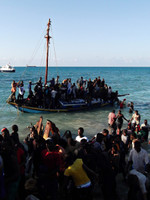 Flüchtlinge verlassen ein überfülltes Boot