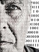 Gesicht eines Mannes mit binärem Code