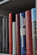 Bücher im Bücherregal