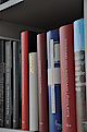 Bücher im Bücherregal