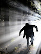 Silhouette eines angreifenden Mannes im Nebel