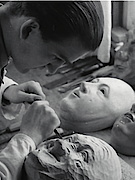 Maskenschnitzer bei der Arbeit