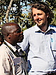 Tim Bunke und ein sambischer Beamter