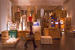 Ausstellungsraum mit Objekten