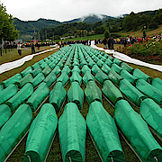 Begräbnis der exhumierten Opfer, Juli 2007, Srebrenica (Foto: Almir Dzanovic/Wikimedia)